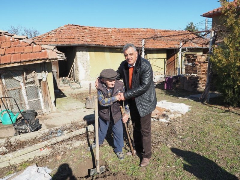 Дядо на 107 години сади череши