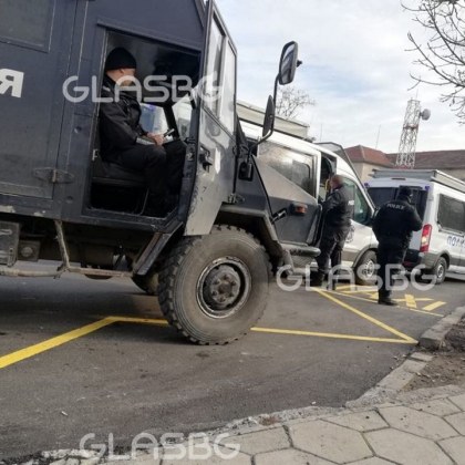 Полицейска блокада в Пловдив заради дербито! Отварят входовете на стадиона след час