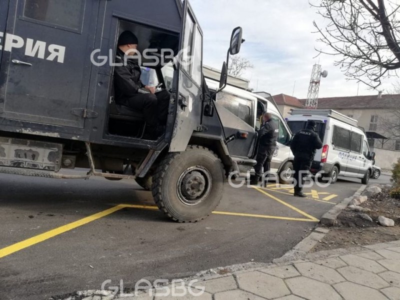 Полицейска блокада в Пловдив заради дербито! Отварят входовете на стадиона след час