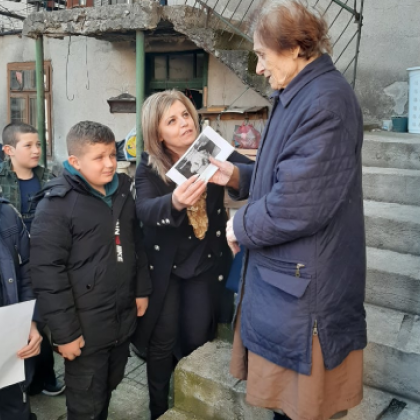 Четвъртокласници разплакаха възрастна жена, дариха ѝ парите си за закуска
