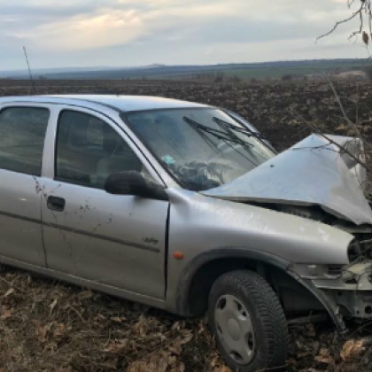 "Опел" се заби в крайпътно дърво, шофьорът загина