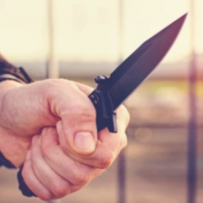 Пиян мъж напада хората с нож по улиците, скочи и на полицаи