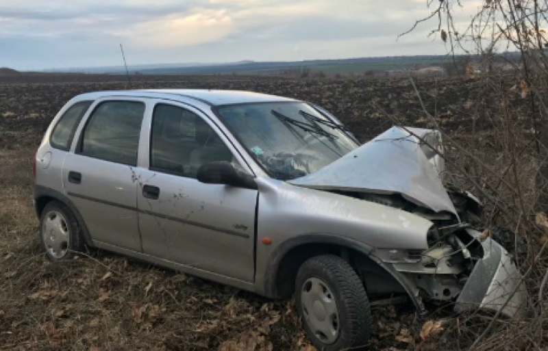"Опел" се заби в крайпътно дърво, шофьорът загина