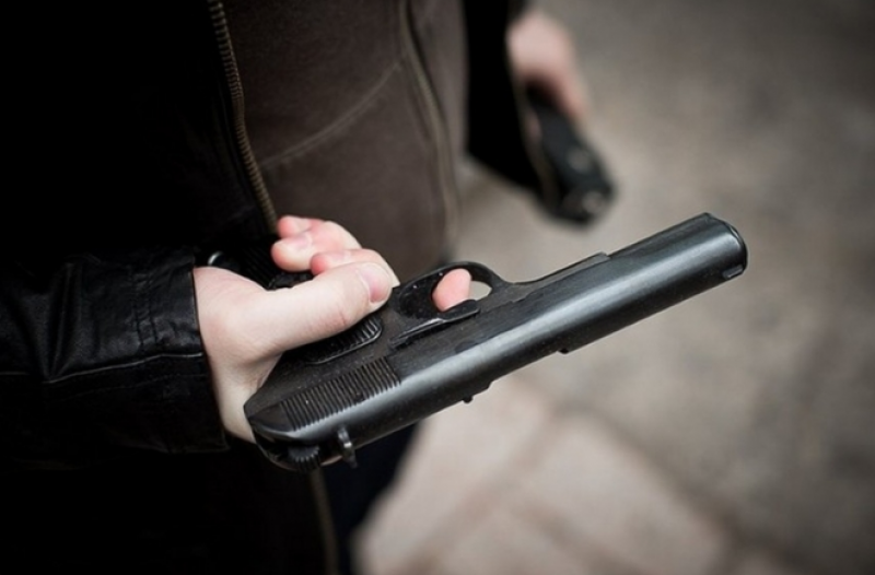 Пиян стреля с пистолет до блок в Свиленград