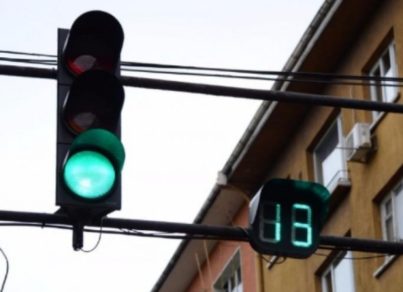 Пиян и надрусан: Шофьор забрави да потегли на зелен светофар в Пловдив