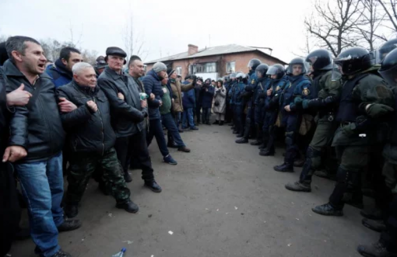 Бунт в Украйна! Тълпи нападат евакуирани хора от Ухан