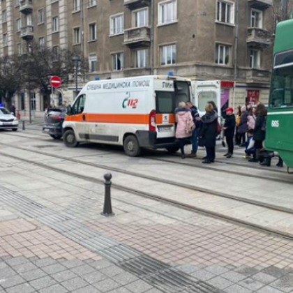 Трамвай блъсна дете в столицата, линейката пристигна на 4-ата минута!