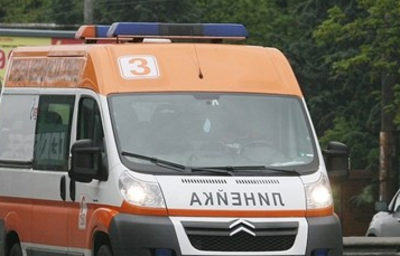 Разсеян шофьор блъсна асеновградчанин на пешеходна пътека, със счупена ръка е