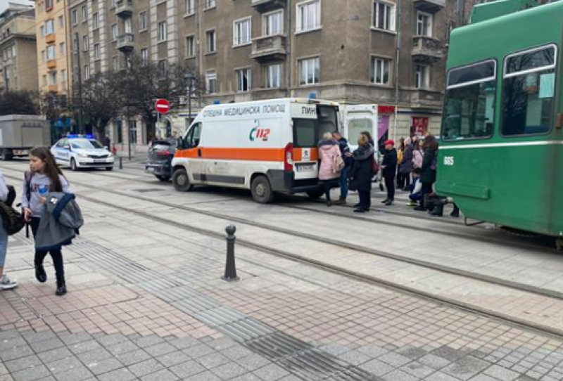Трамвай блъсна дете в столицата, линейката пристигна на 4-ата минута!