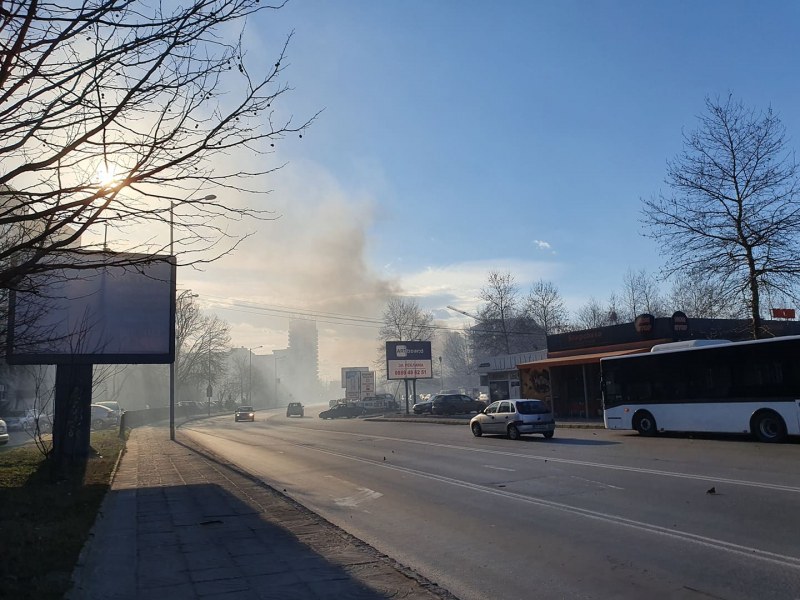 Черен дим над Пловдив! Керемиди и ламарини хвърчат от покриви! Дърво се стовари над кола! СНИМКИ