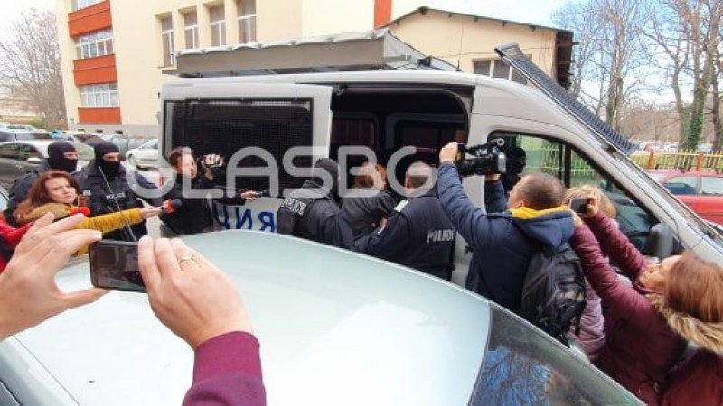 С белезници на ръцете: Изведоха директорката на Басейнова дирекция в Пловдив  ВИДЕО