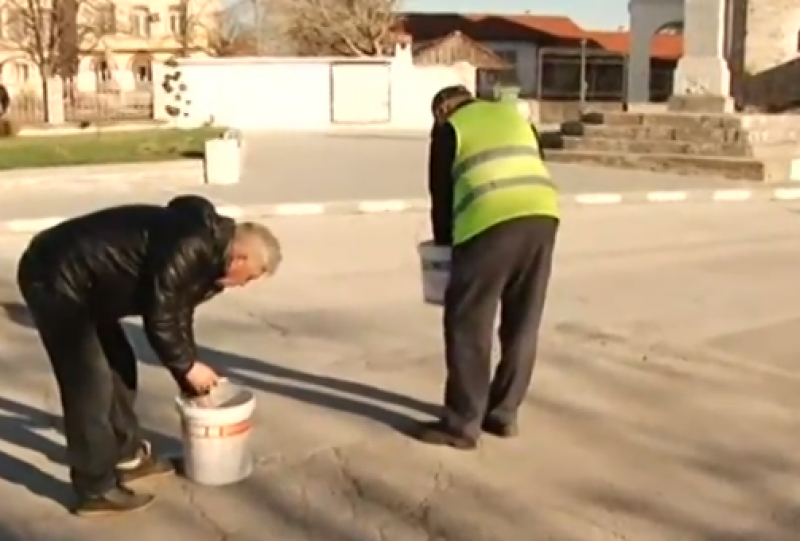 Когато няма кой! Хора сами полагат пътна маркировка в Първомайско