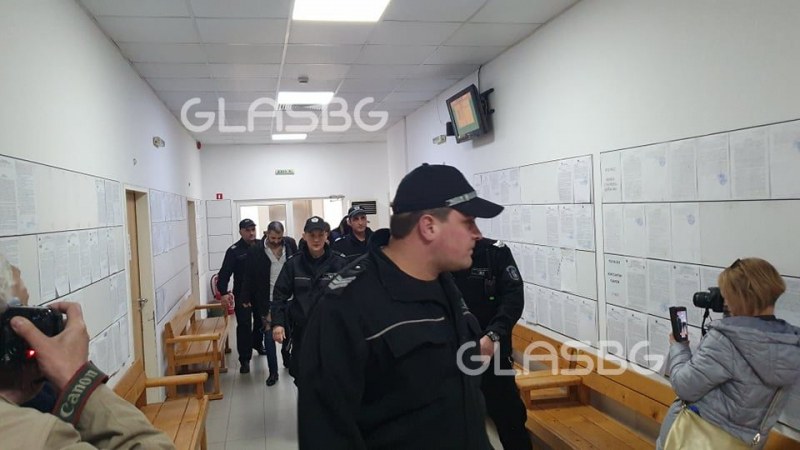 Това са натръшканите в еротичен клуб в Пловдив, доведоха ги в съда  СНИМКИ