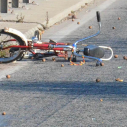 Неизвестен блъсна баба от велосипед, повали я и отмъкна чантата й