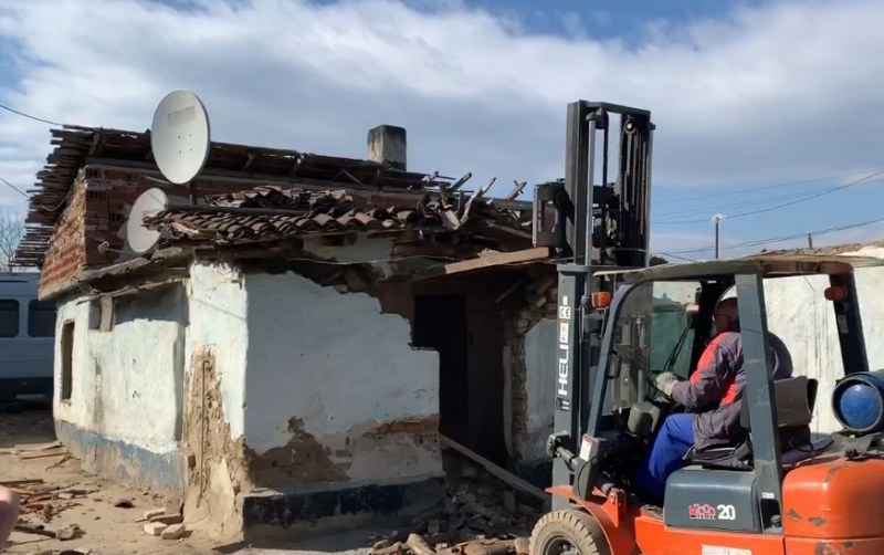 Събориха незаконни ромски постройки в Пловдивско! ВИДЕО