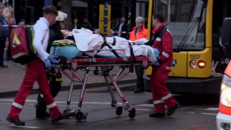 81-годишна шофьорка помете хора на спирка! 11 души са ранени СНИМКИ
