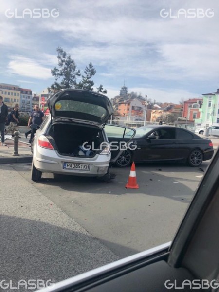 БМВ и Опел се помляха до Пощата в Пловдив СНИМКИ