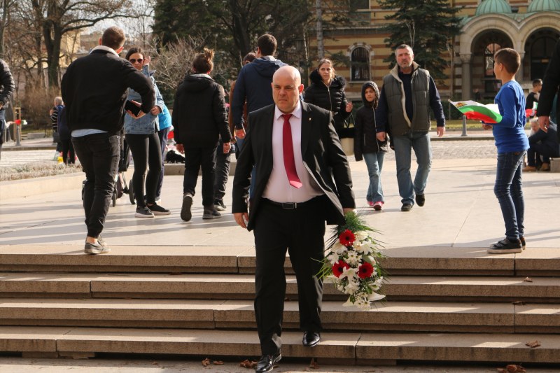 Главният прокурор се поклони пред паметника на Незнайния войн