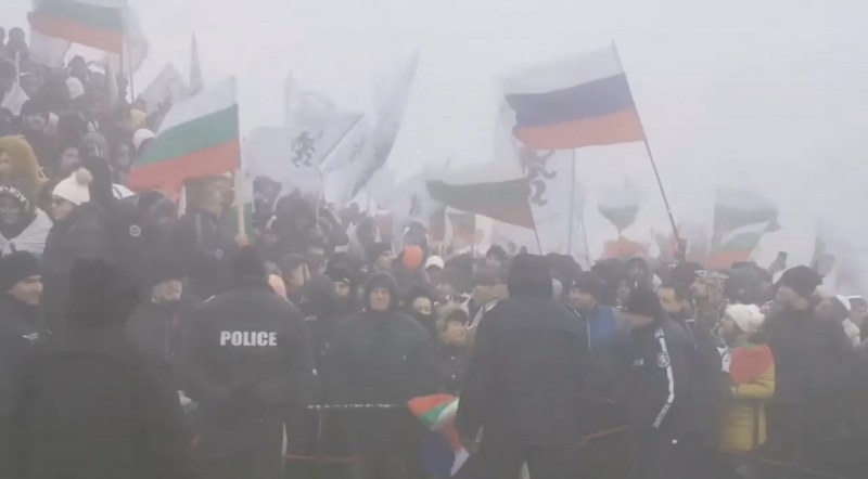 Гняв на Шипка! Граждани хвърлят цветя в знак на протест!