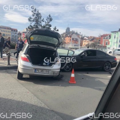 БМВ и Опел се помляха до Пощата в Пловдив СНИМКИ
