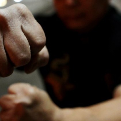 Нашенец пребил жена си, уринирал върху нея и крещял: Ще те убия!