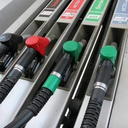 Заплашиха служителка на бензиностанция с бой, задигнаха ѝ оборота!