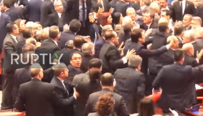 Нападка към Ердоган в турския парламент приключи с юмруци! ВИДЕО