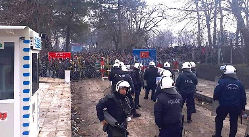 На границата: Сълзотворен газ и шокови бомби от едната страна, водни оръдия от другата
