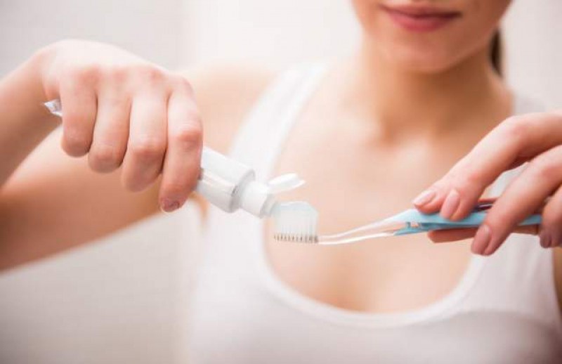Помага ли пастата за зъби срещу пъпки? Безопасна ли е?