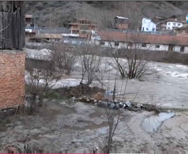 Скали затрупаха камион в Родопите  ВИДЕО