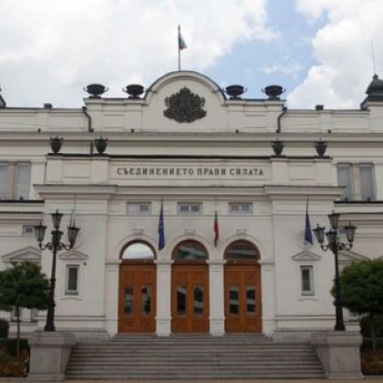 Какво означава извънредното положение? И как ще ограничи правата ни?