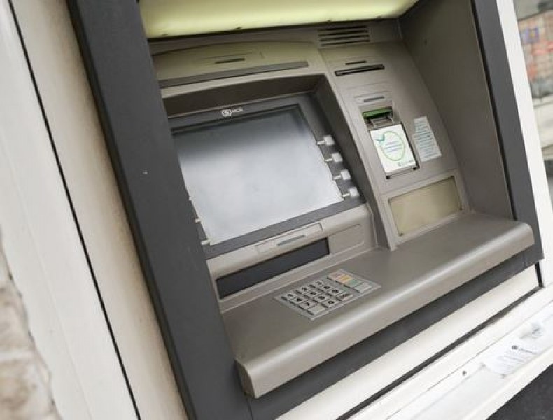 Полицията търси мъж, загубил парите си до банкомат!