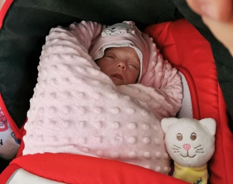 Стилияна, която се роди само 770 г, вече е вкъщи! Пъпът й обаче е хвърлен в 