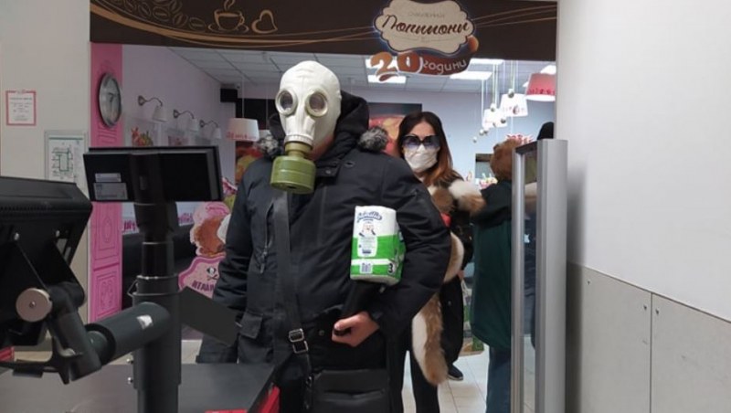 За по-сигурно! Баща и син пазаруват с противогази