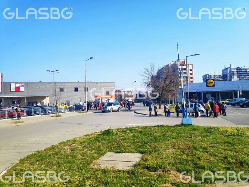Има ли смисъл от мерките? Възрастни хора се струпаха пред магазините в Пловдив