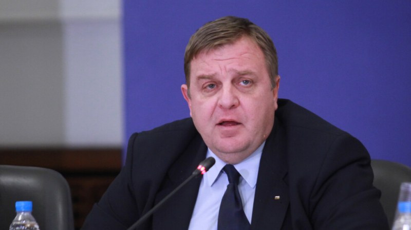 Каракачанов отговори за танковете на улицата