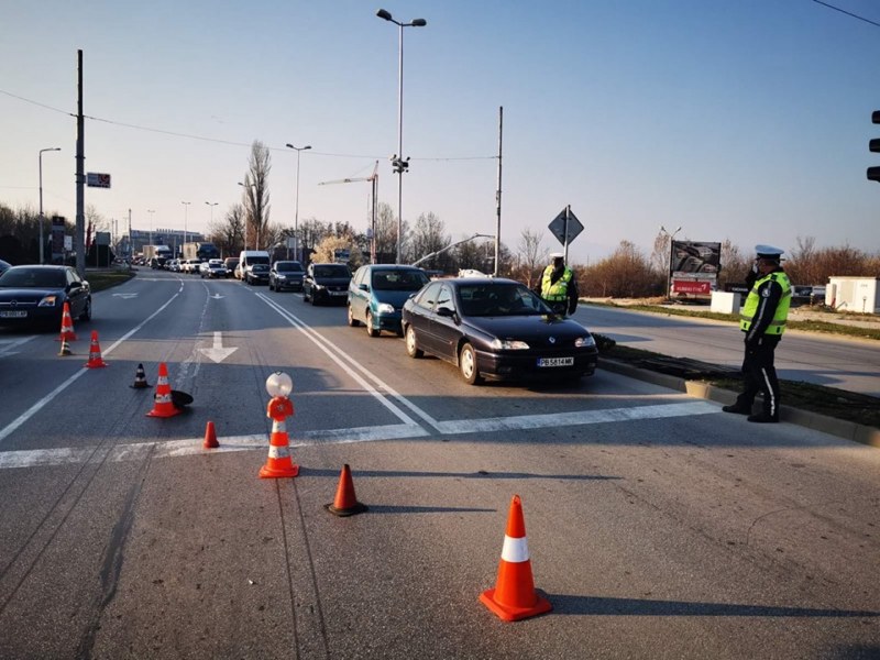 Пловдив вече блокиран! Опашки на КПП-та, връщат граждани  СНИМКИ