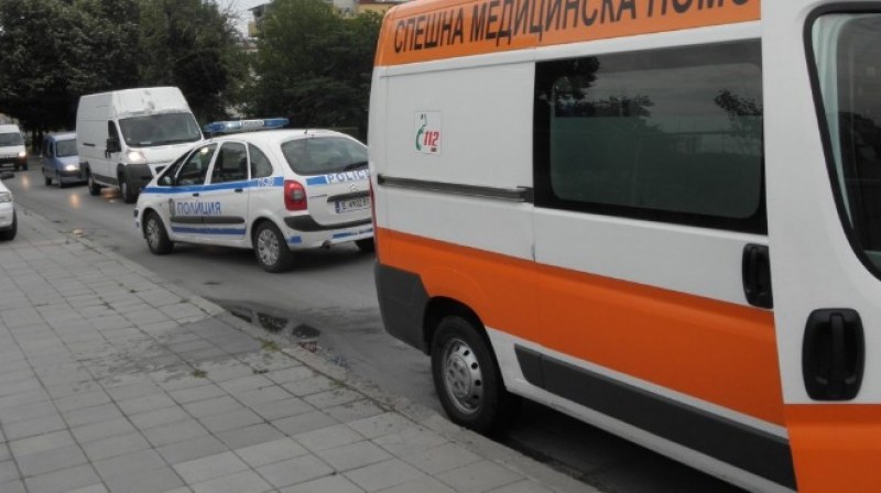 Бетонна плоча на рушаща се сграда падна върху двама