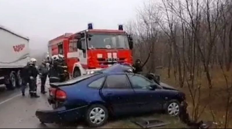 Тежка катастрофа на Прохода на Републиката! Режат кола, за да извадят жена