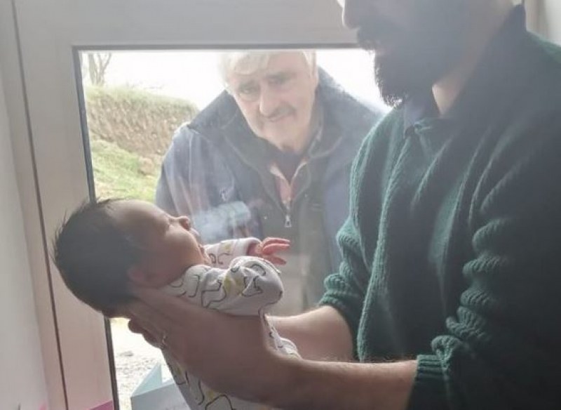 Дядо видя новороденото си внуче... през прозореца