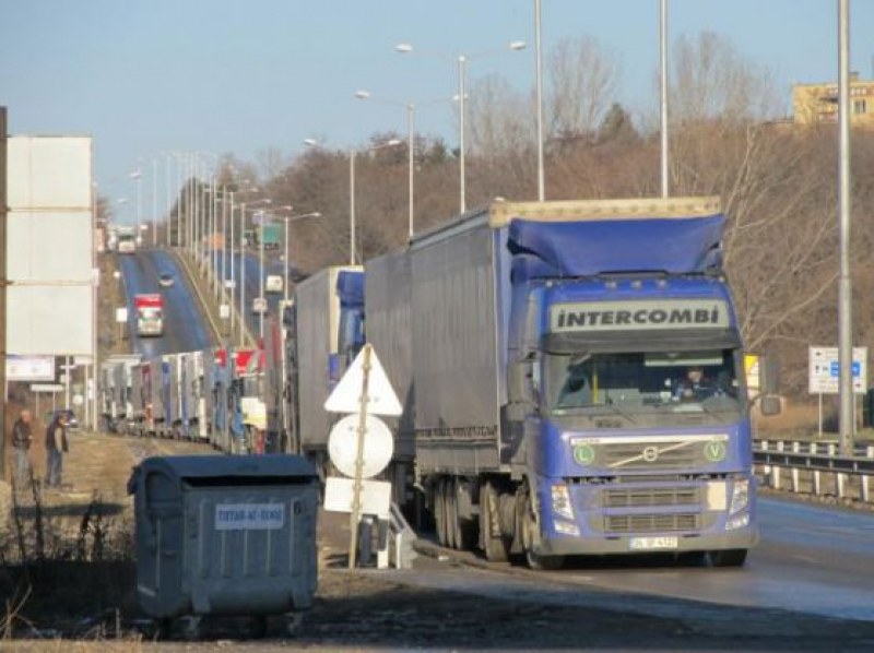 Наш тираджия опита да изнесе от Румъния 16 тона парацетамол