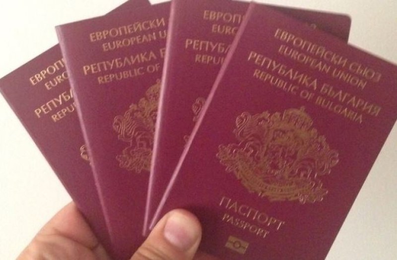 Как ще се приберат българите с изтекли документи?