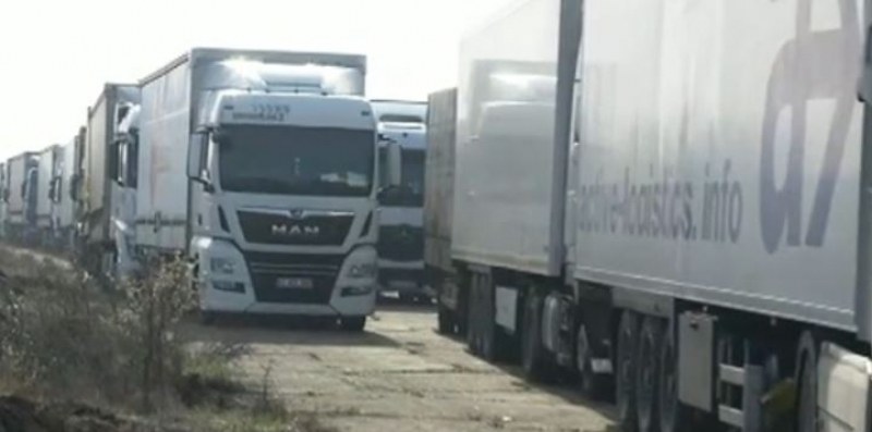 Тираджии с дни в капан на пътя