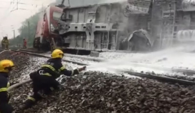 Инцидент! Влак дерайлира в китайски град ВИДЕО