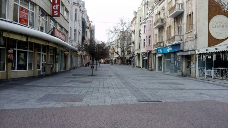 Полицаи потърсиха трима под карантина в Пловдив, не бяха вкъщи