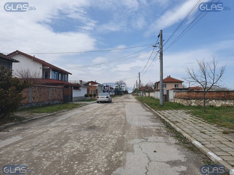Четирима мъже и две жени са задържани при мащабната акция край Пловдив