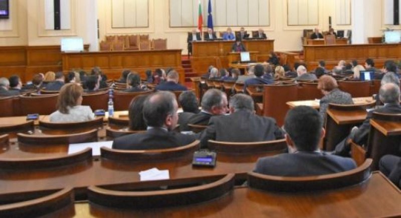 Екшън в парламента! Спориха за размера на заплатите си