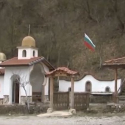 Долно! Апаши ограбиха църква, домове и... дръвчета!