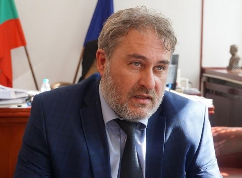 Министър с цигара в кабинета! Глоба след онлайн заседание