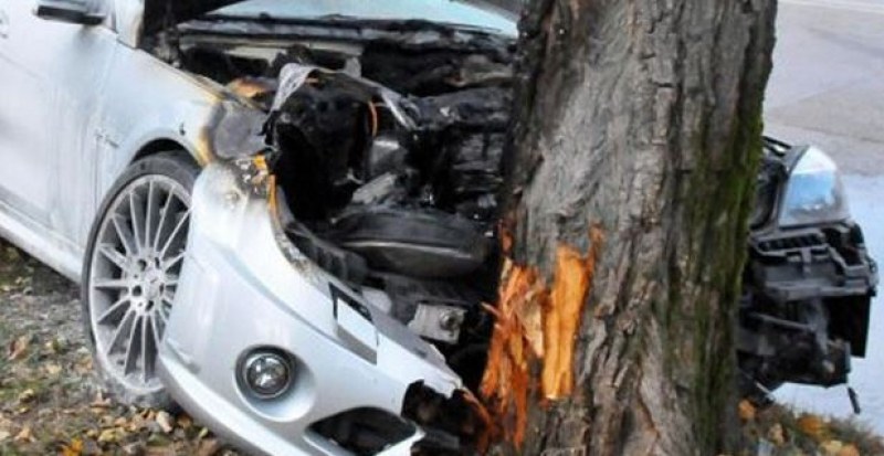 Млада жена се заби с колата си в дърво, загина намясто